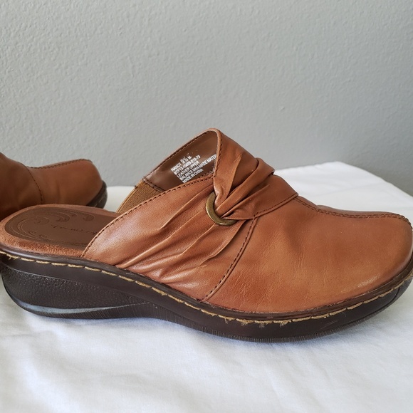 ⚡️HP⚡️Trendsetter Brown Leather Clogs - Picture 2 of 7